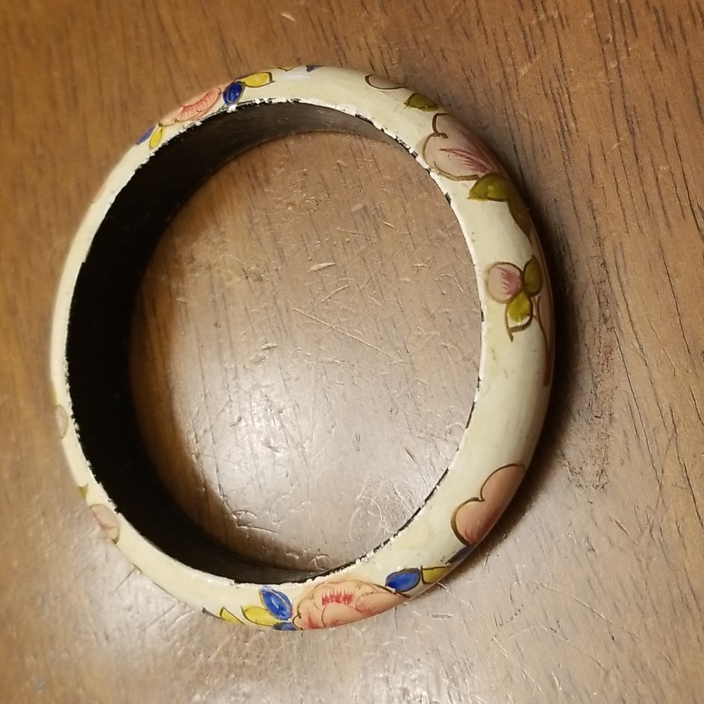 $5 ITEM. Beautiful vintage wooden bracelet 💚 MUST BE BUNDLED WITH OTHER ITEMS - Picture 7 of 8